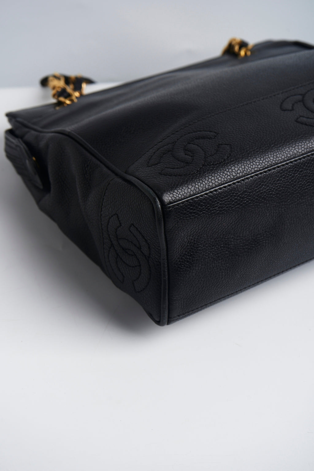 Chanel cc logo chain bag