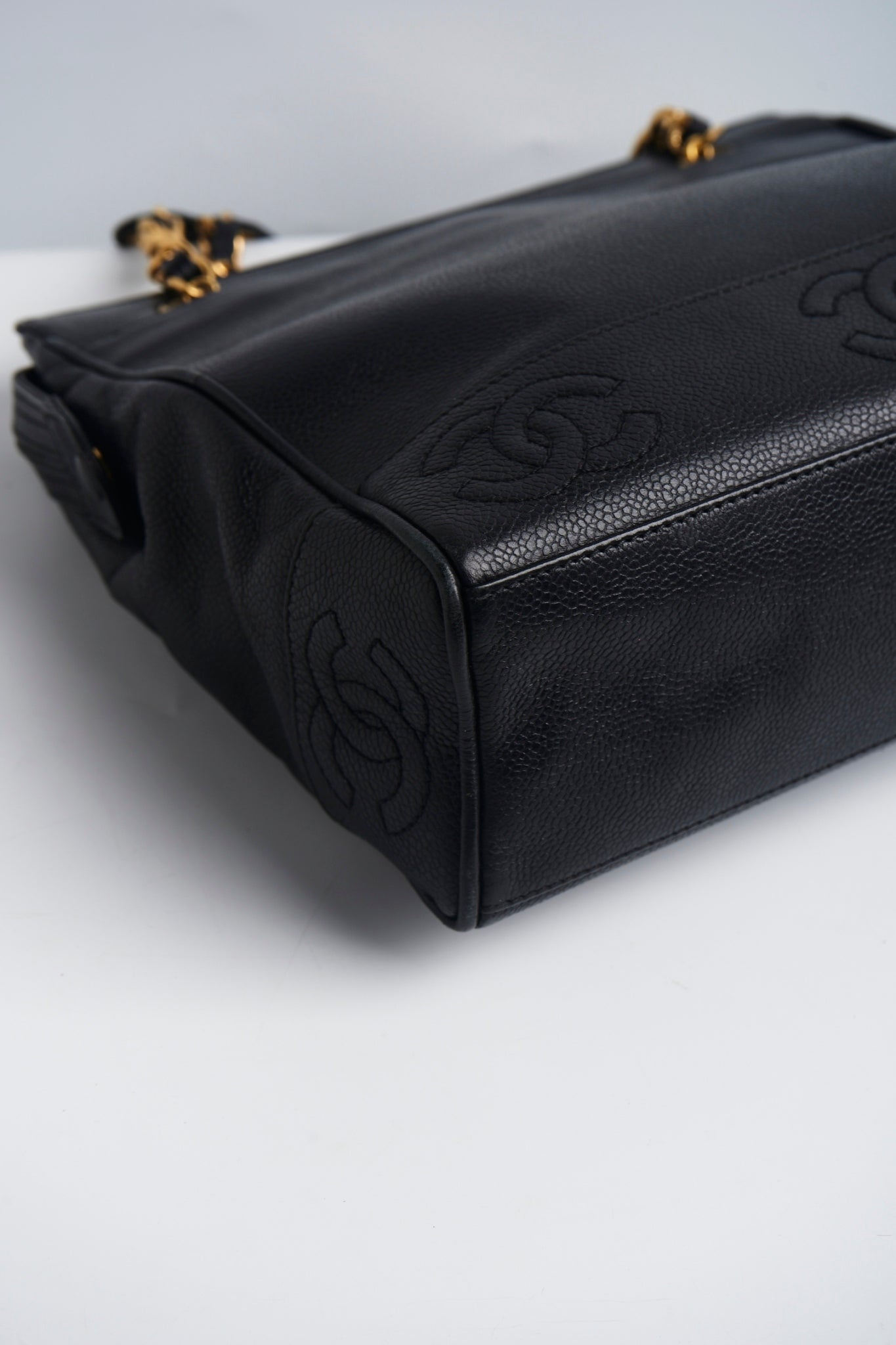 Chanel cc logo chain bag
