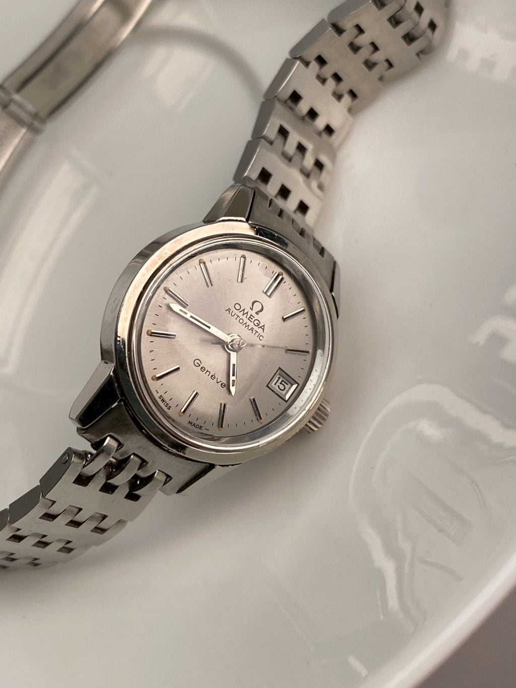 Omega geneve auto date