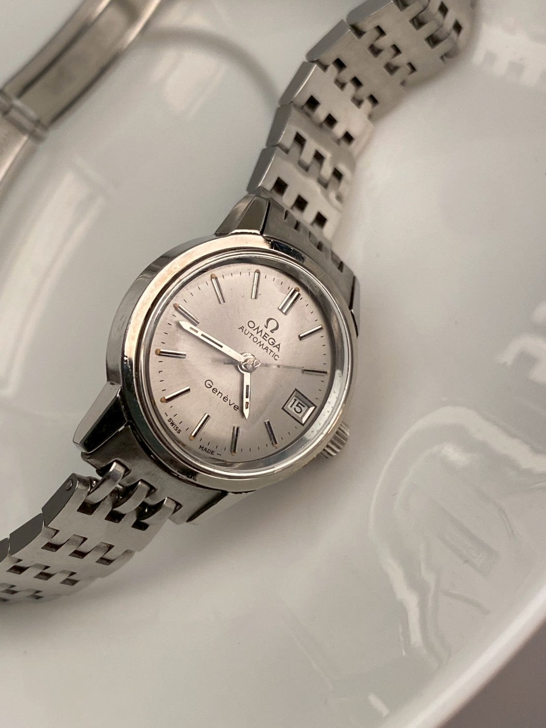 Omega geneve auto date