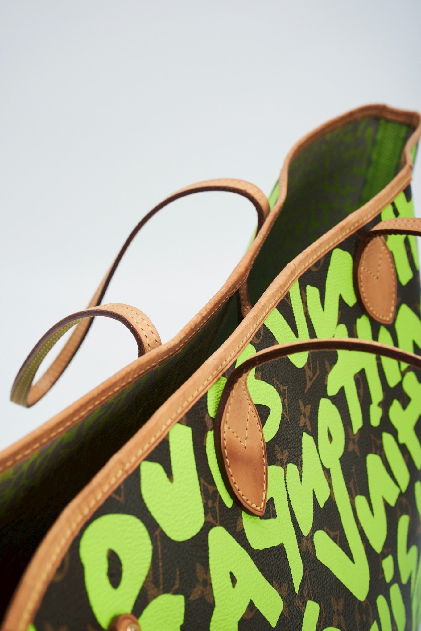 Lv graffiti neverfull green gm