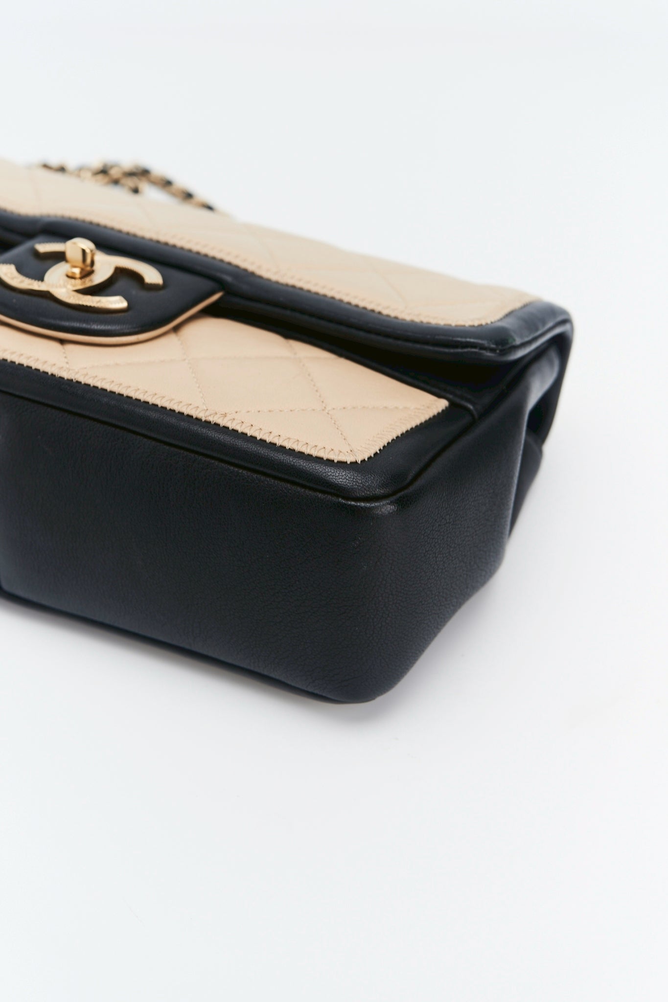 ChanelQuilted Graphic Flap bag