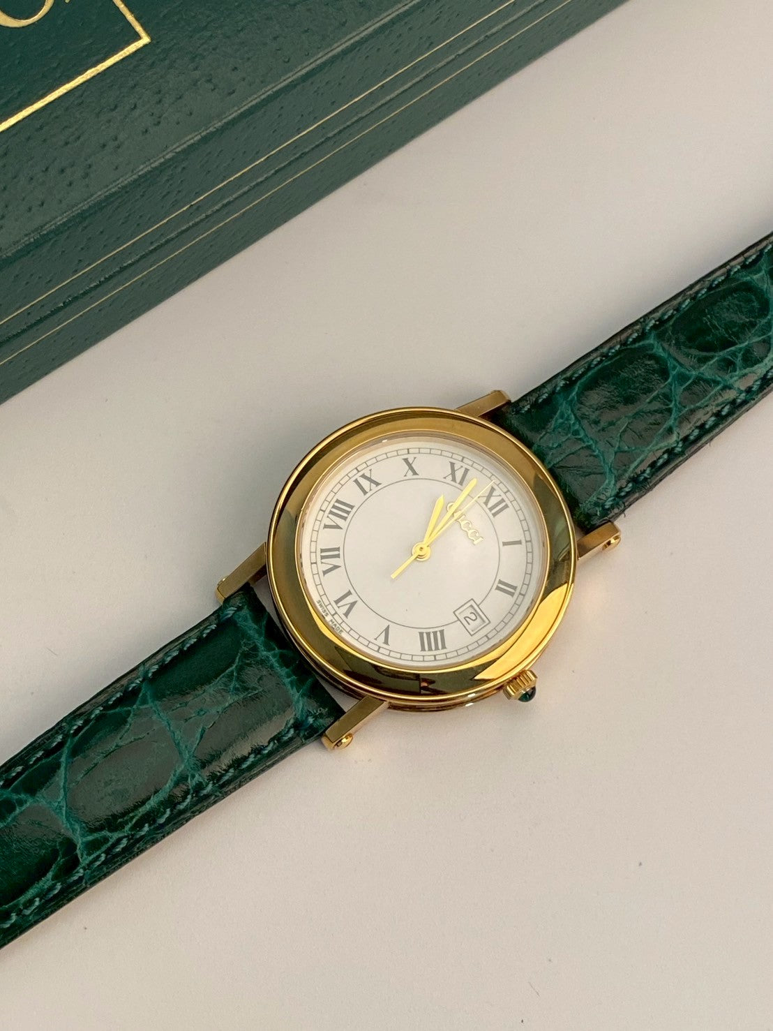 Gucci 7200M green strap date watch