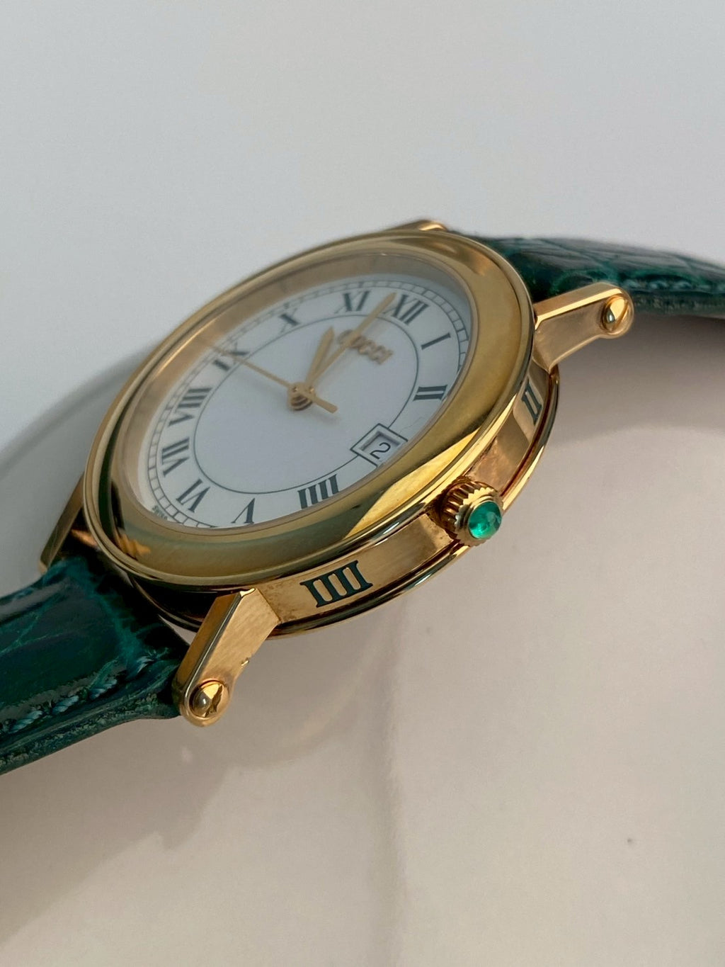 Gucci 7200M green strap date watch
