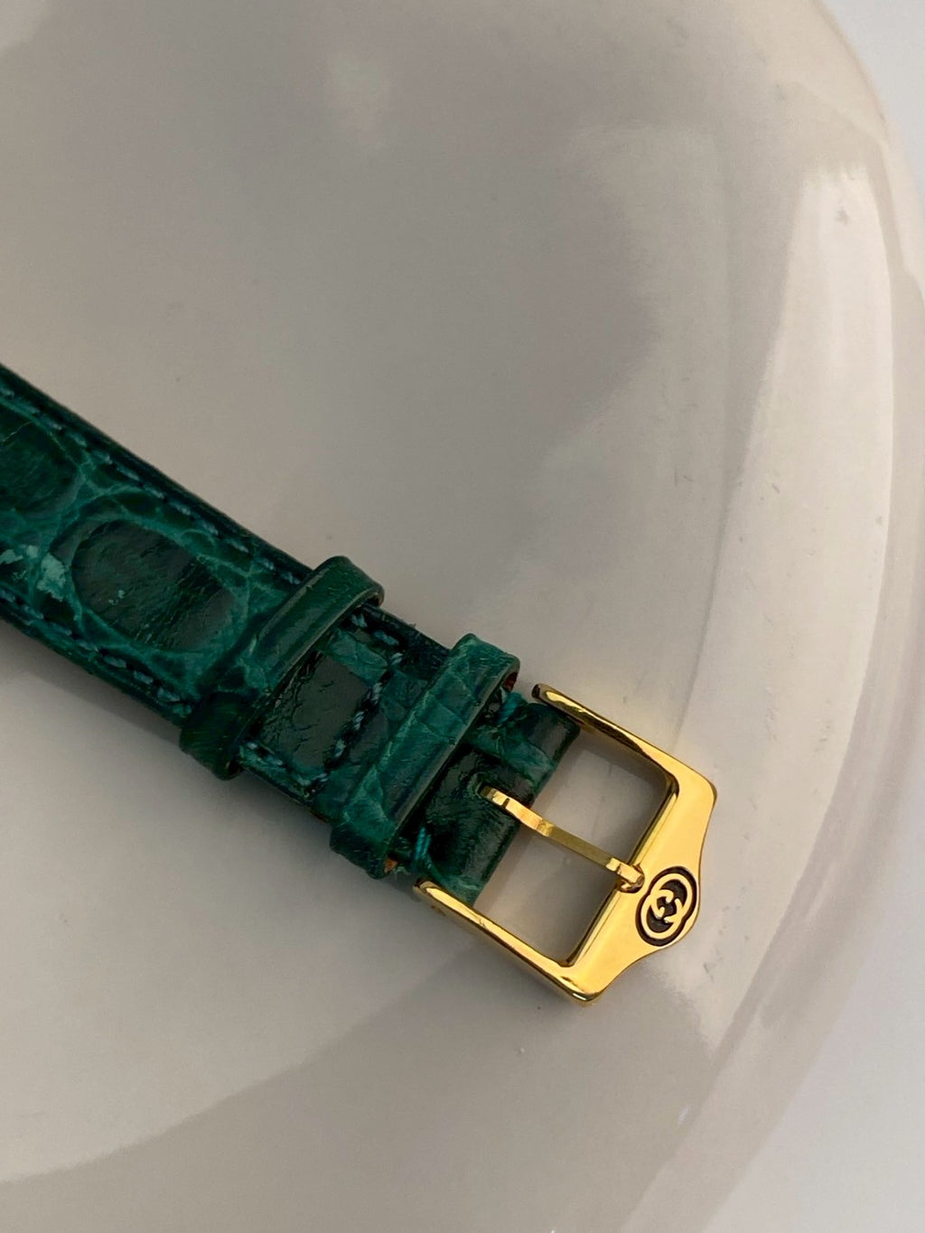 Gucci 7200M green strap date watch