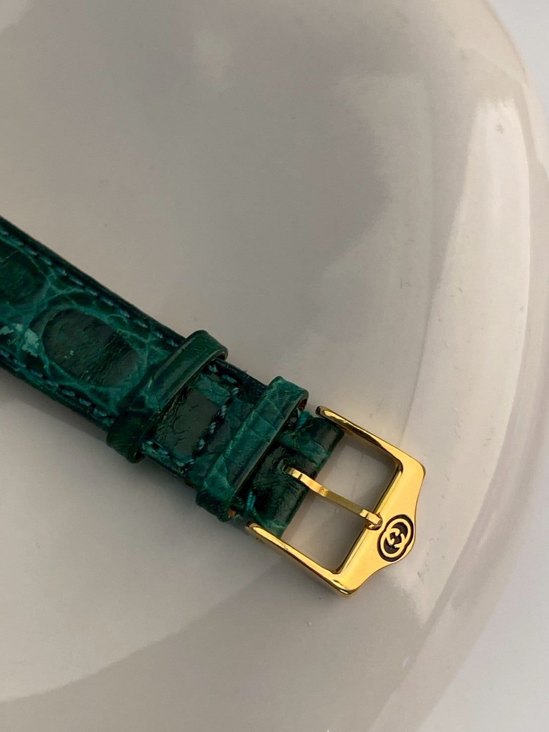 Gucci 7200M green strap date watch