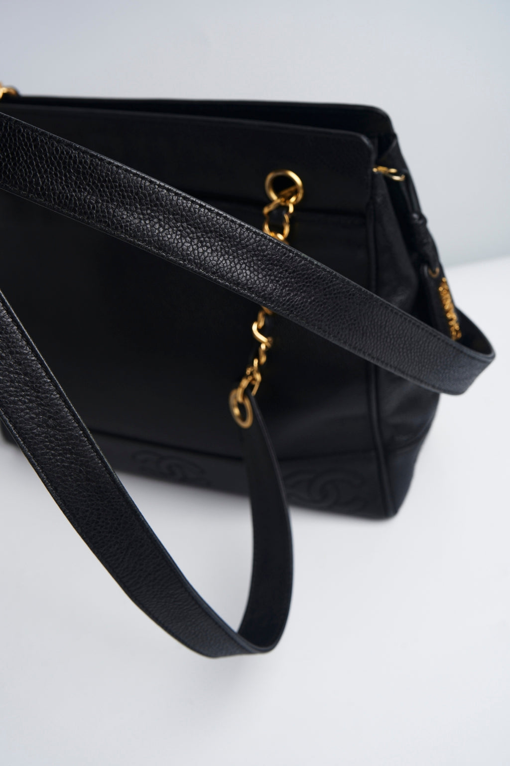 Chanel cc logo chain bag