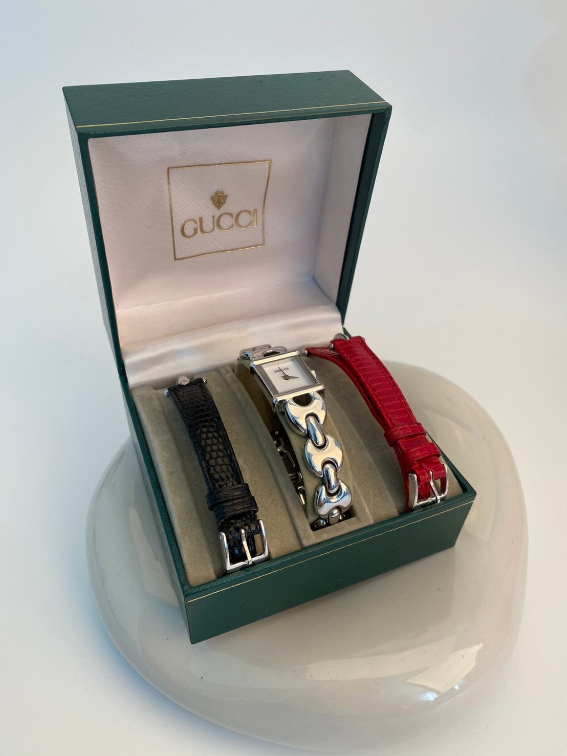 Gucci 1800l silver white dial chang step