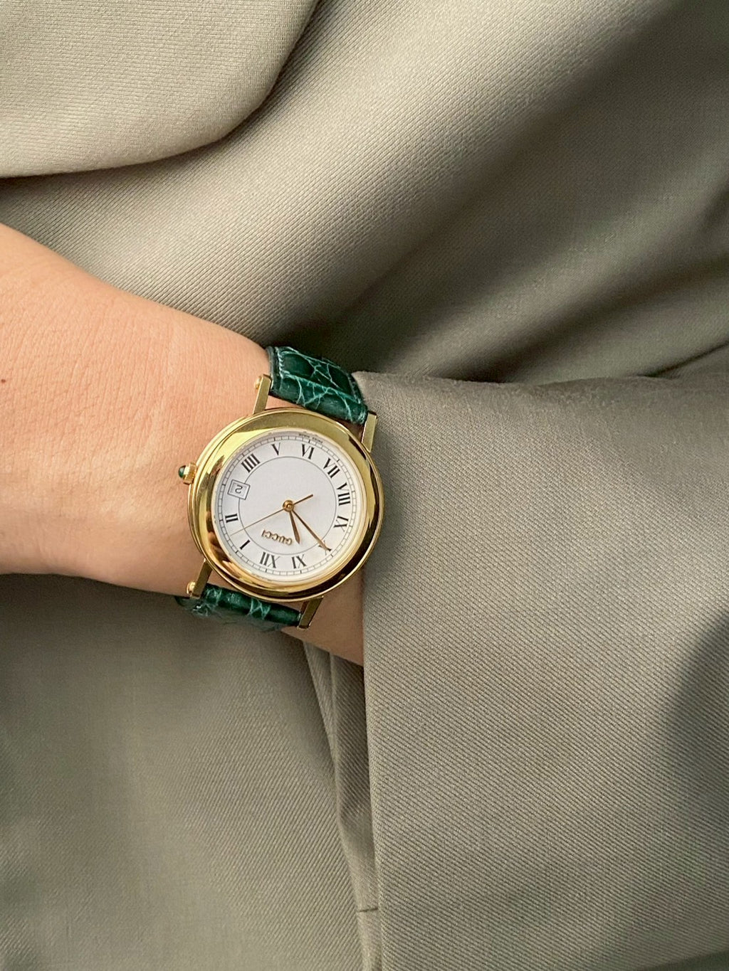Gucci 7200M green strap date watch